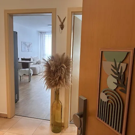 U Jelena S Parkovacim Mistem V Centru Mesta 아파트