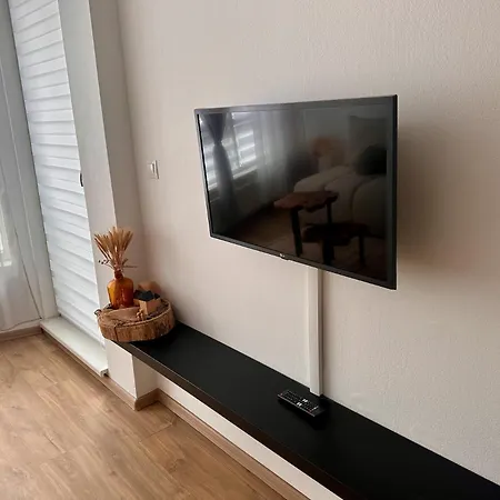 U Jelena S Parkovacim Mistem V Centru Mesta 아파트 *