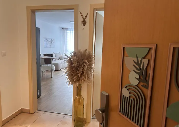 U Jelena S Parkovacim Mistem V Centru Mesta Apartment